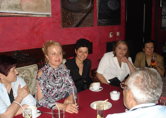 Με μέλη του συλλόγου γυναικών της Κρακοβίας.